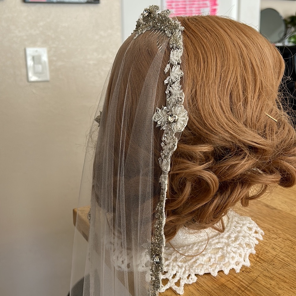 Crystal and beaded single-tier veil
